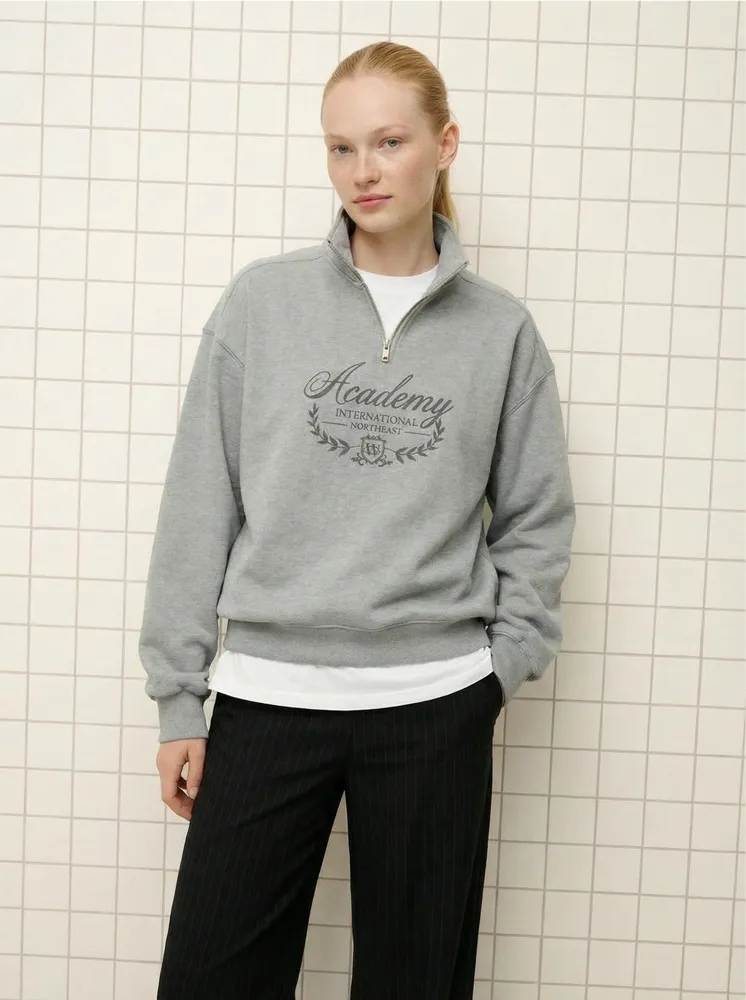 Та же модель в свитшоте с принтом
