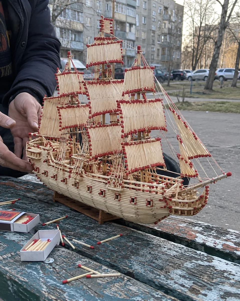 Модель парусника из спичек на лавочке во дворе